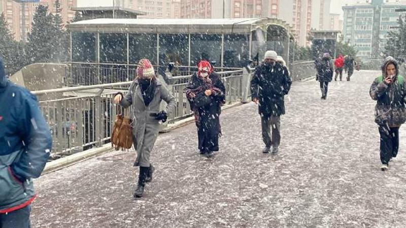 Beylikdüzü'nde kar yağışı etkili oluyor