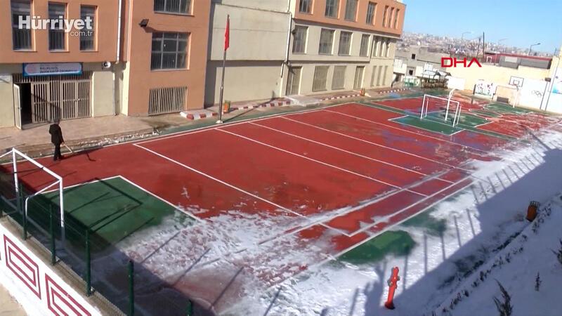 Şanlıurfa'daki okulun bahçesi Bakan Özer'in talimatıyla yenilendi