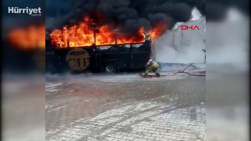 Esenyurt’ta alev alev yanan otobüs küle döndü