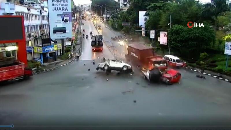 Freni boşalan kamyon kırmızı ışıkta bekleyen araçları biçti: 4 ölü, 22 yaralı