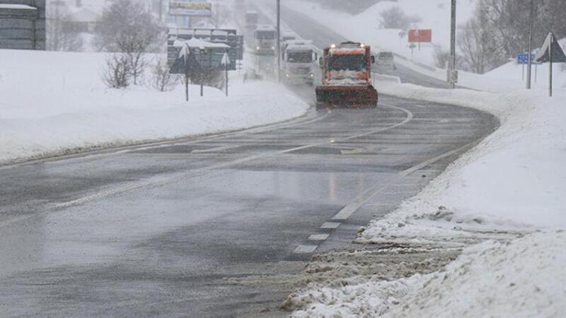 Anadolu Otoyolu Bolu Dağı geçişi TIR trafiğine, D-100 karayolu ise tüm araç geçişlerine kapatıldı