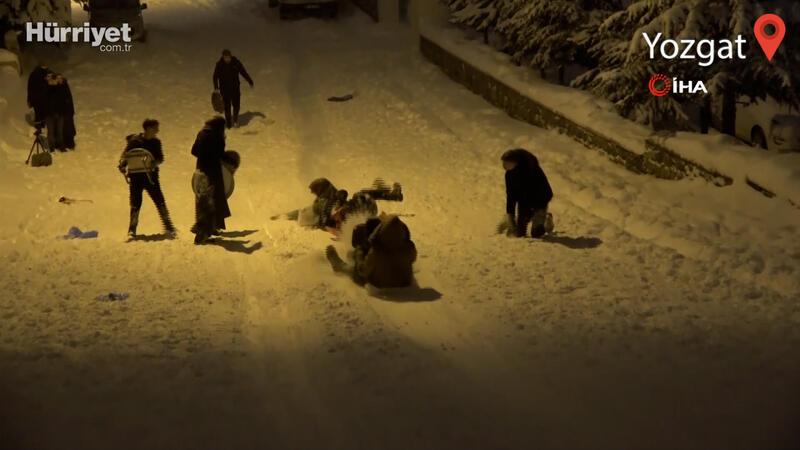 Yozgat'ta kar eğlencesi... Tepsi, poşet ve tahta kızakla kayan vatandaşlar doyasıya eğlendi