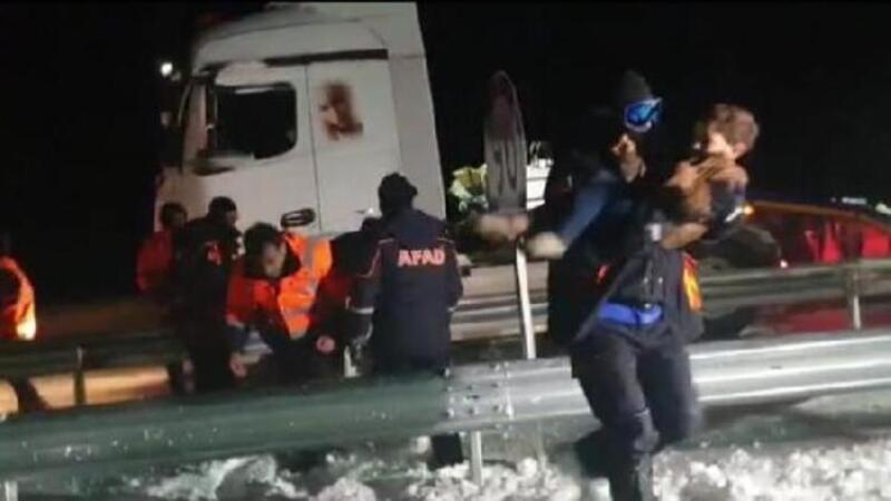 Diyarbakır - Siverek karayolunda mahsur kalan 200 kişi kurtarıldı