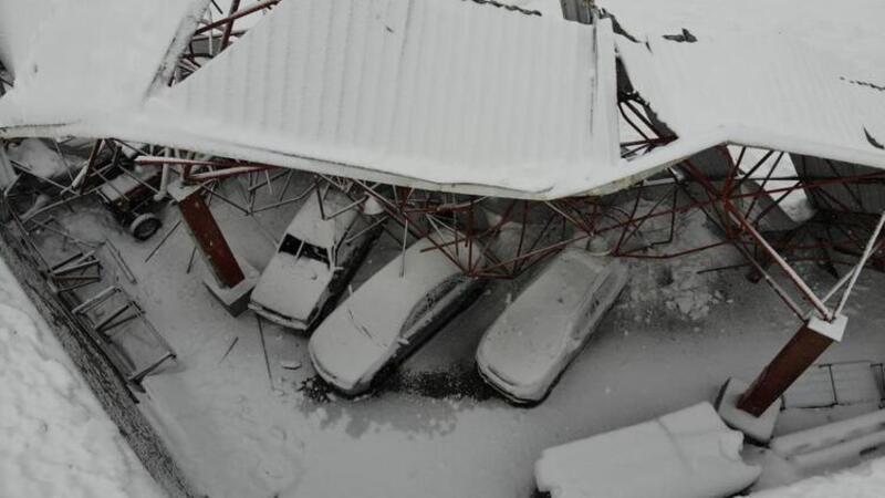 Düzce'de çöken çatı 17 araca zarar verdi