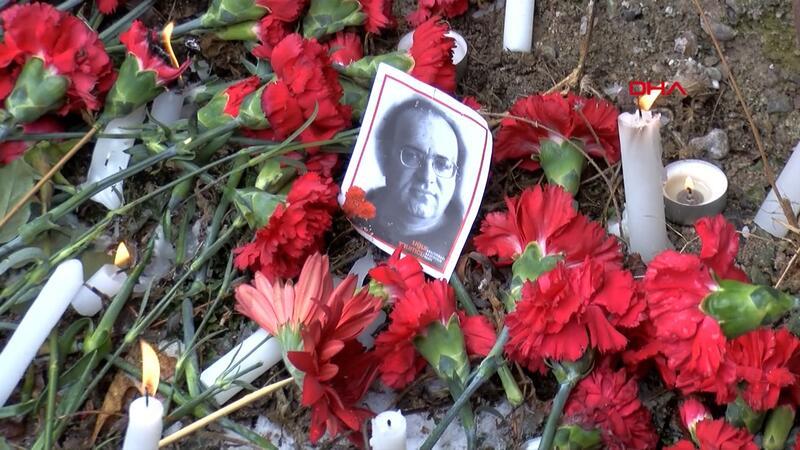 Gazeteci Uğur Mumcu, ölüm yıldönümünde evinin önünde anıldı
