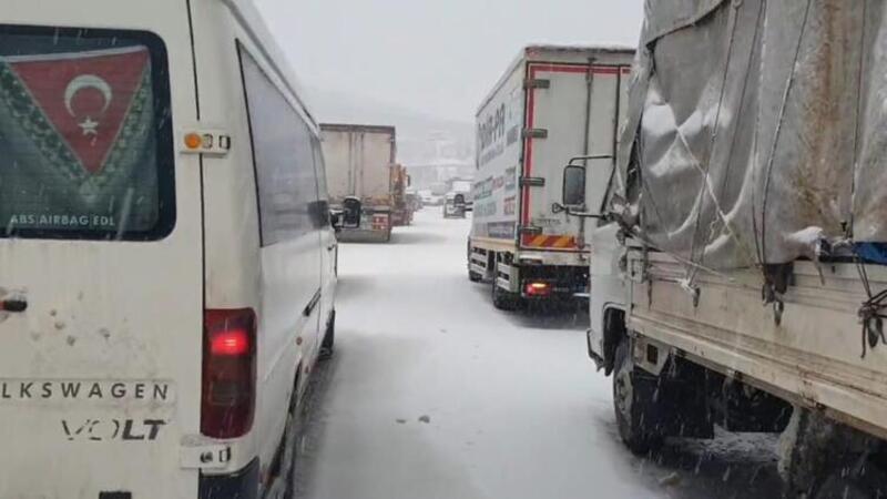 Yalova-Bursa karayolu kayan TIR sebebiyle kapandı