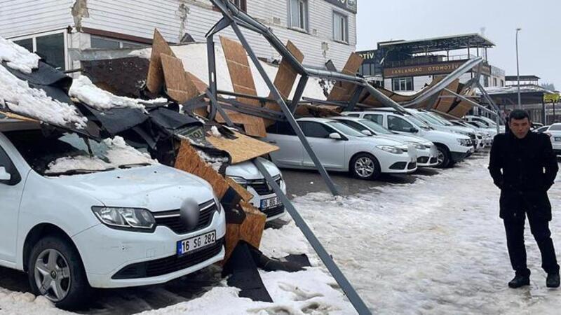 Şanlıurfa’da çatının üzerine çöktüğü 23 otomobil zarar gördü
