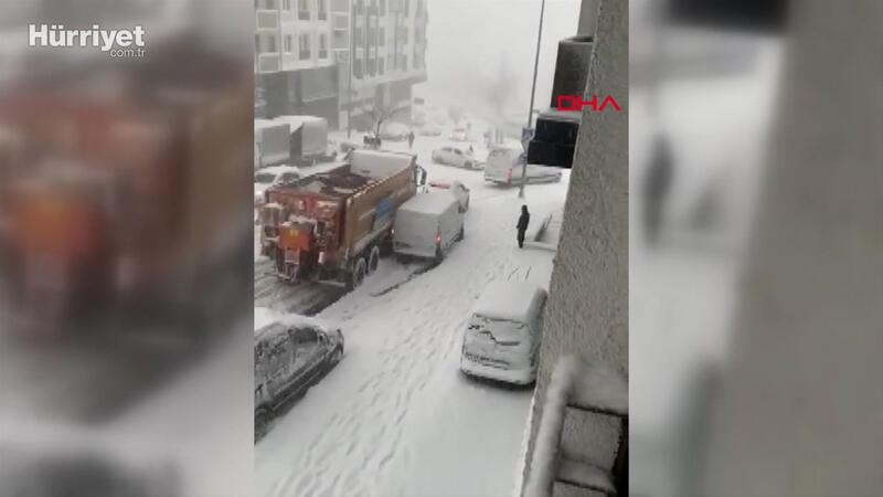 Esenyurt'ta kar küreme aracı araçlara çarptı