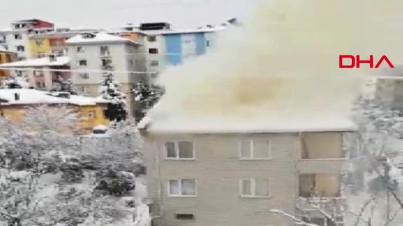 Ümraniye'de yüksek gerilim hattının patlaması sonucu 3 katlı binada yangın çıktı
