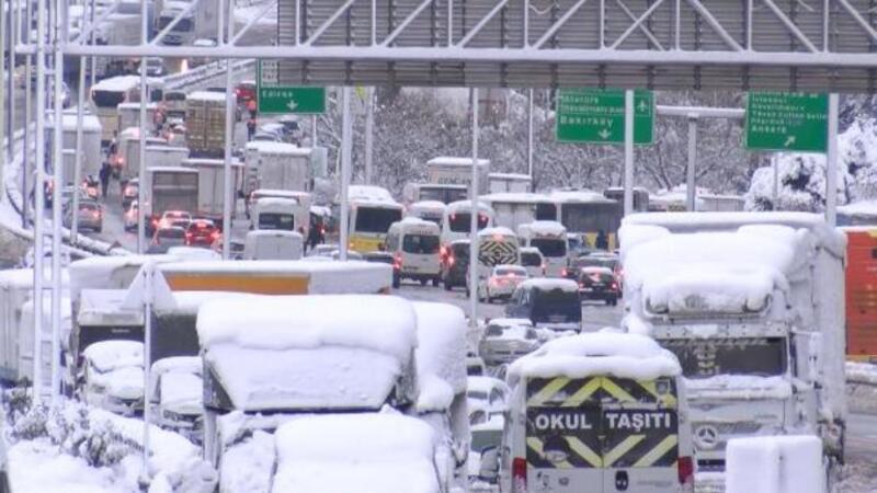 İstanbul'da yollar trafiği açıldı