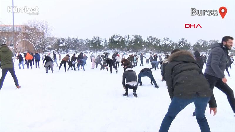 Üniversite kampüsünde 500 kişiyle kar topu savaşı
