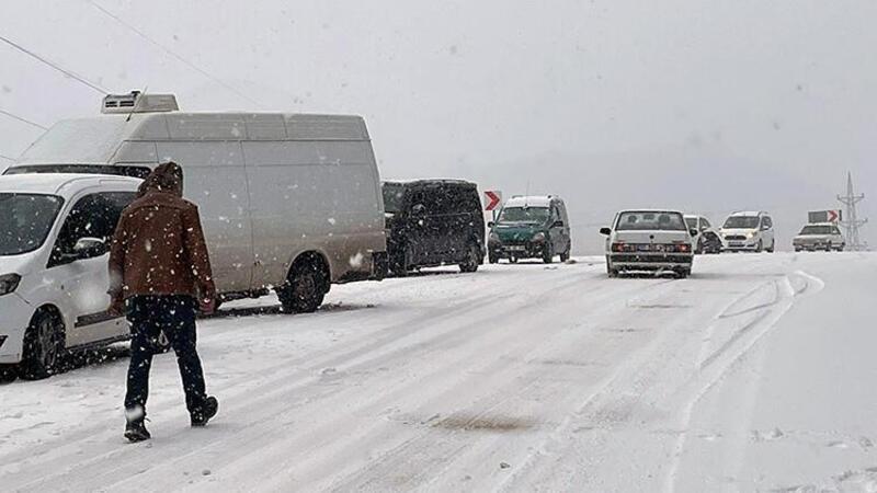 Antalya'da kar yağışı: Araçlar D 400 yolunda kaldı