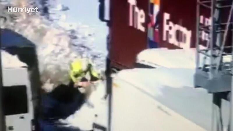 Arnavutköy'de gişelerde mahsur kalan TIR'ı trafik polisi kurtardı
