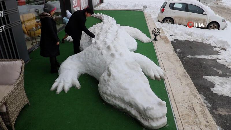 Yapımı 6 saat sürdü, toplam 11 metre uzunluğunda: Kardan timsah