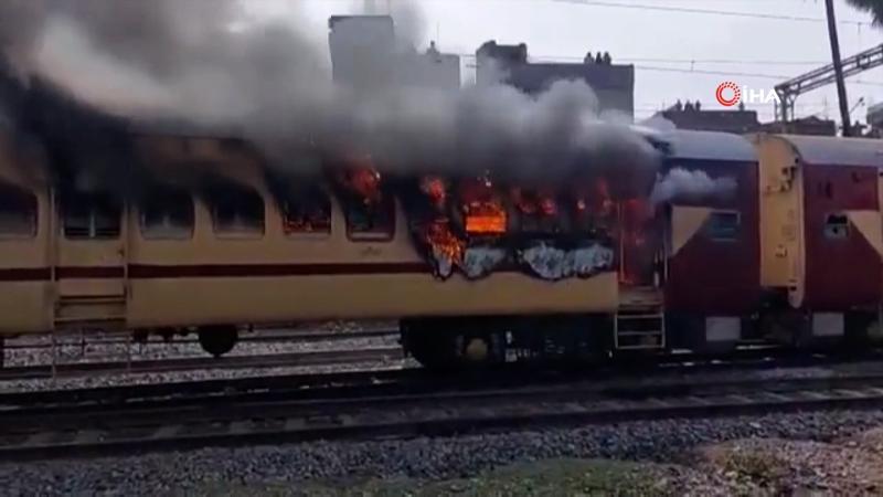 Hindistan’da protestocular treni ateşe verdi
