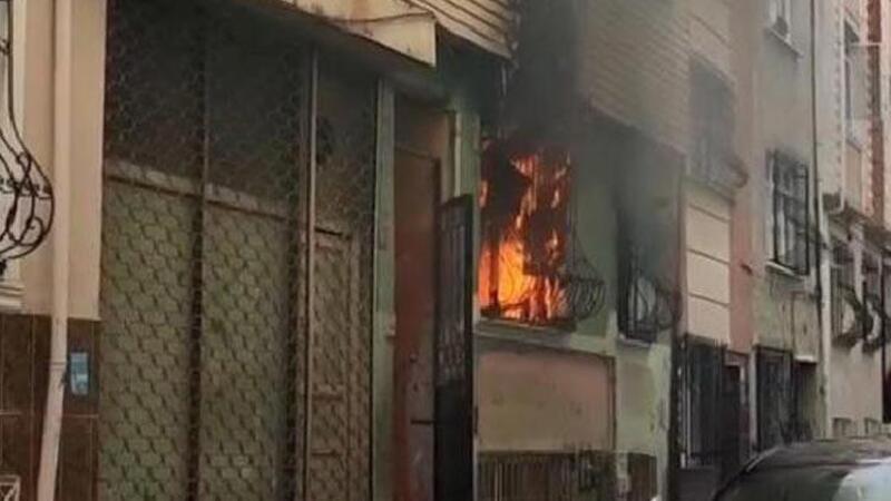 Fatih'te bir daire alev alev yandı
