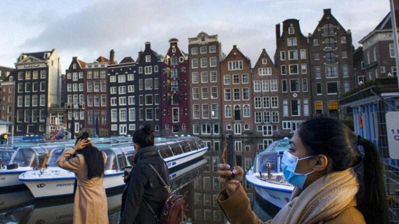 Hollanda halkı, yasakların ardından restoranlara koştu