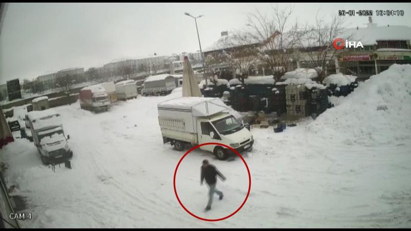 Bingöl'de kar kütlesinden saniyelerle kurtulma anı kamerada