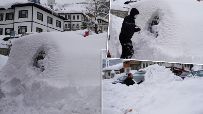 2 metreyi aşan karın altında kaybolan araçlarını arıyorlar! 'En son 1992'de böyle yağdı'