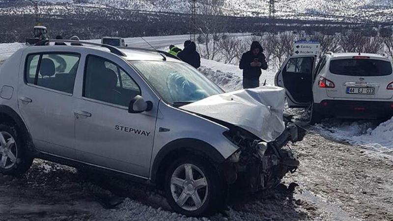 Malatya'da iki otomobil kafa kafaya çarpıştı: 9 yaralı