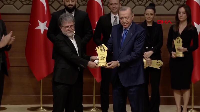 Hürriyet Genel Yayın Yönetmeni Ahmet Hakan, Tarafsız Bölge programıyla ödüle değer görüldü