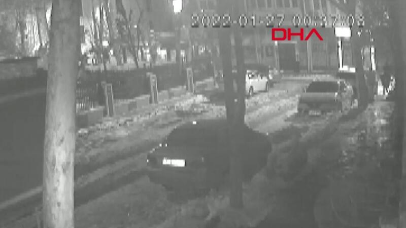 Şafak Mahmutyazıcıoğlu'na yapılan saldırı sırasında kapı önünde yaşananlar kamerada