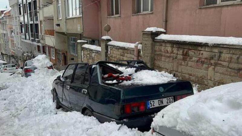 Kar kütlesi otomobili bu hale getirdi