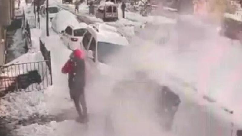Kar kütlesinin altında kalmaktan son anda kurtuldu