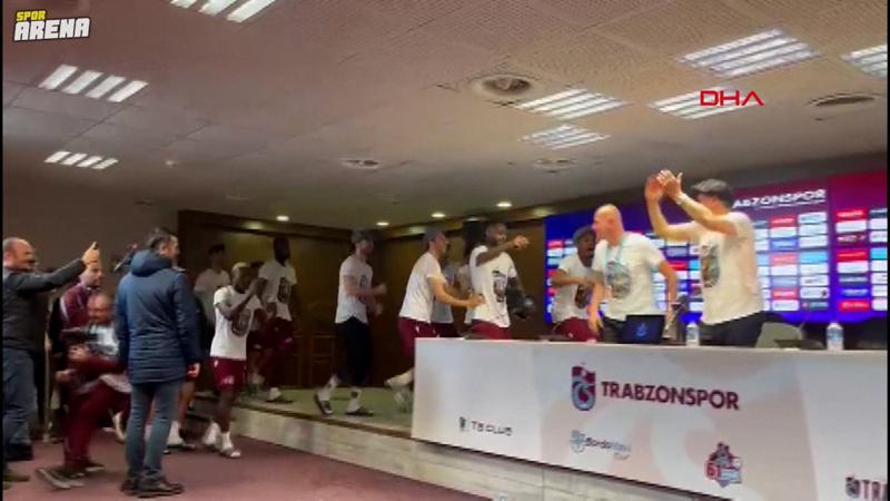 Trabzonsporlu futbolcular, Ağaoğlu ve Avcı'nın basın toplantısını bastı