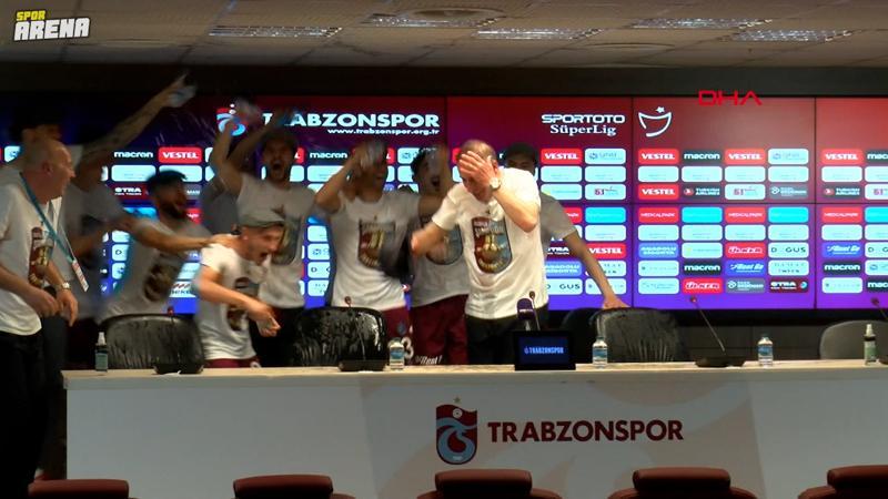 Abdullah Avcı ve konuşurken oyunculardan baskın! 