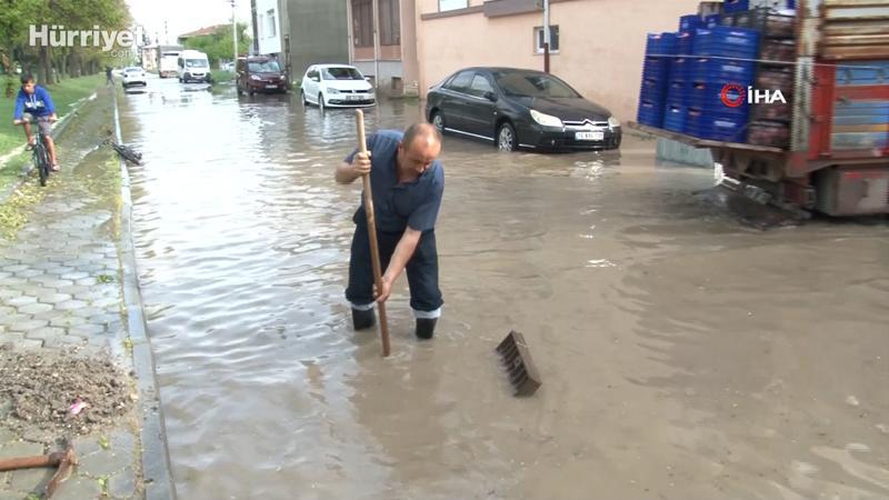  Eskişehir’de yollar göle döndü, küreği alan vatandaş rögara koştu