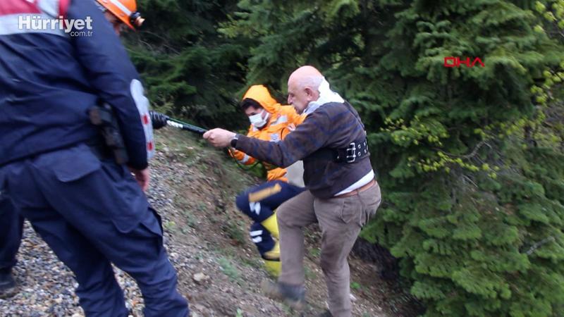 Yedigöller yolunda şarampole yuvarlanan otomobildeki çifti, ekipler kurtardı