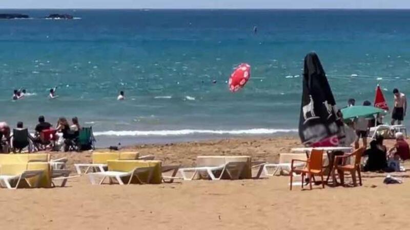Alanya'da rüzgar şemsiyeyi uçurdu, tatilciler korku dolu anlar yaşadı