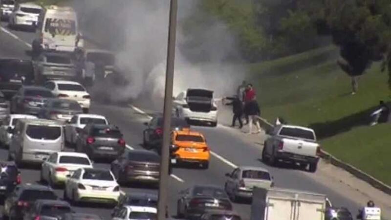 TEM Otoyolu'nda otomobil yandı, araç sürücüleri yardıma koştu