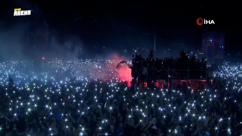  Trabzonspor'un şampiyonluk kutlamasında ışık şov