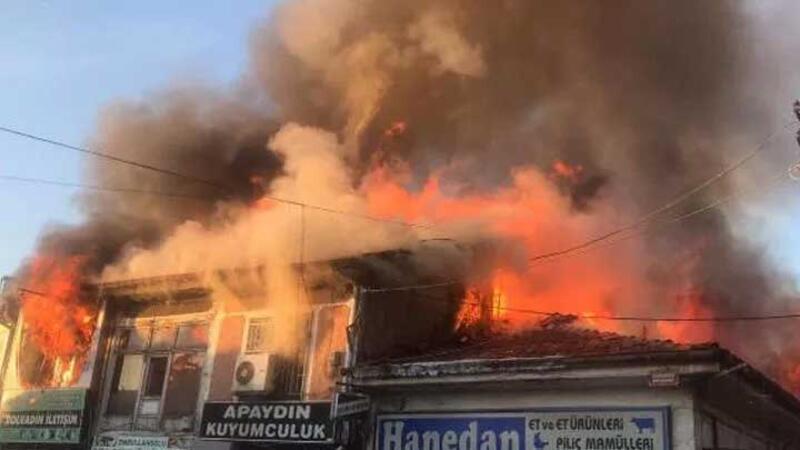 Bolvadin'de korkutan yangın: 15 iş yeri alevlere teslim oldu