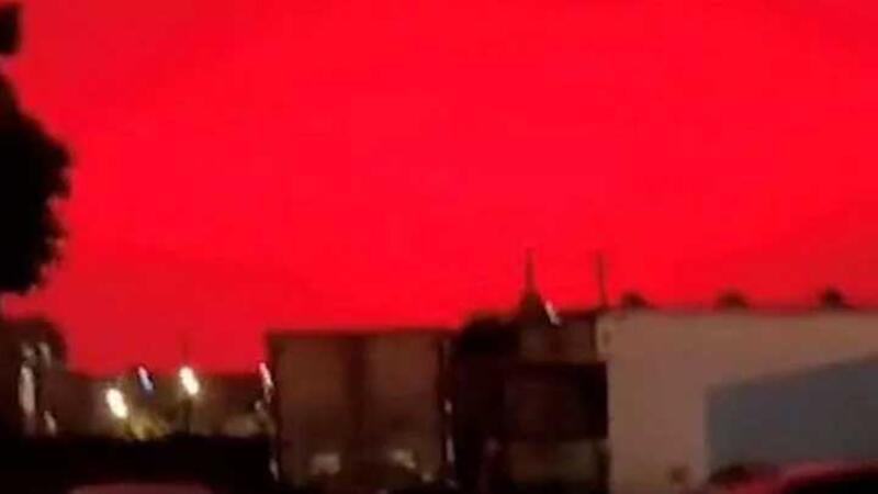 Çin'de gökyüzü kızıla boyandı