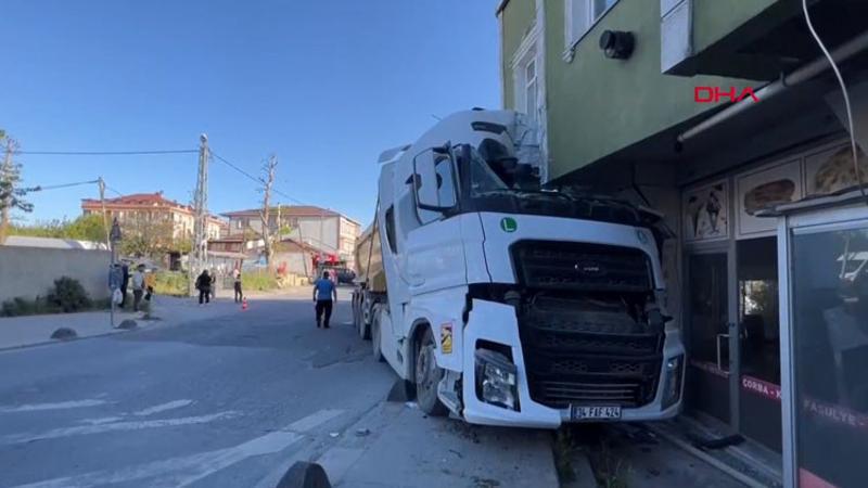 Arnavutköy'de hafriyat yüklü kamyon binaya çarptı