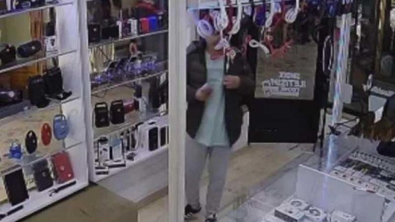 İş yerinden 10 bin TL'lik telefon hırsızlığı kamerada