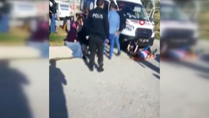 Servis minibüsü ile otomobil çarpıştı: 17 yaralı