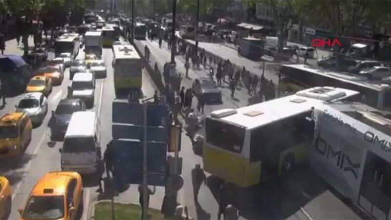 Fatih'te tramvayla İETT otobüsü çarpıştı