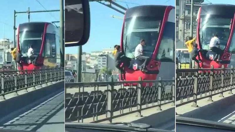 Çocukların tramvayda tehlikeli yolculuğu kamerada
