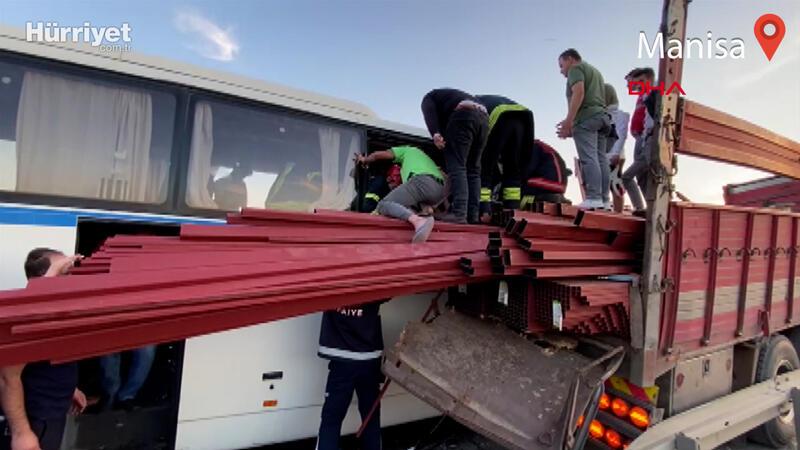 Manisa'da feci kaza! İşçi servisi demir yüklü kamyona çarptı... Ölü ve yaralılar var