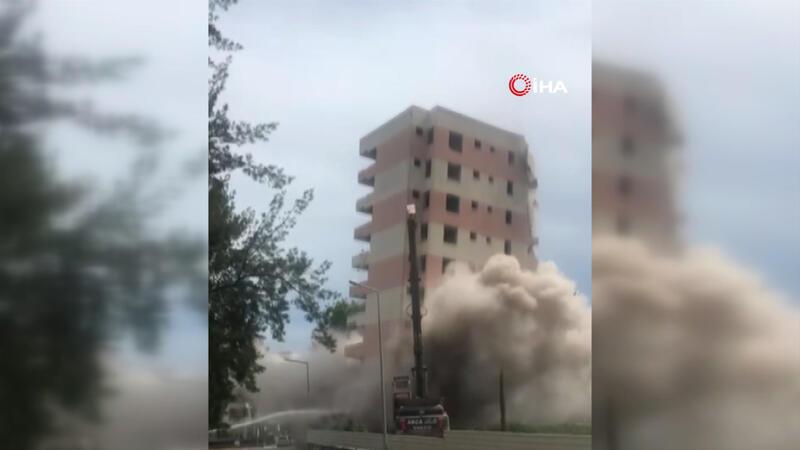 14 katlı iki binanın yıkımı kameralara yansıdı
