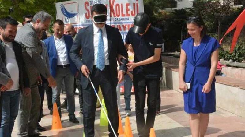 AK Parti'li Dağ, engelli parkurunu gözlerine bant takıp, gezdi