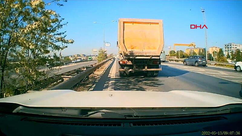 Pendik'te hafriyat kamyonunun korkutan manevrası