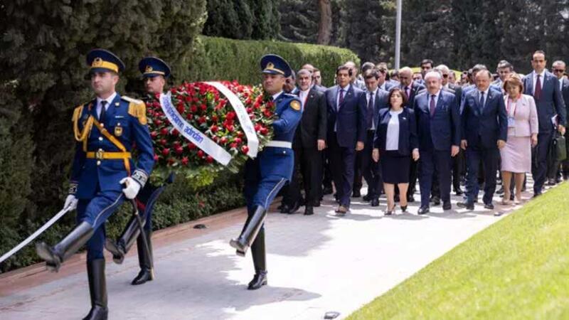 TBMM Başkanı Şentop, Haydar Aliyev'in Anıt Mezarı'nı ve Türk Şehitliği'ni ziyaret etti