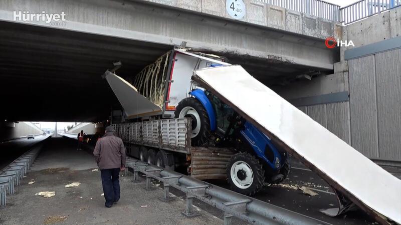 Niğde’de traktör ve kamyonet yüklü tır, köprüye sıkıştı