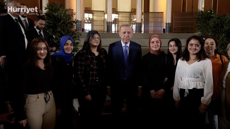 Cumhurbaşkanı Erdoğan, Millet Kütüphanesi'nde gençlerle bir araya geldi