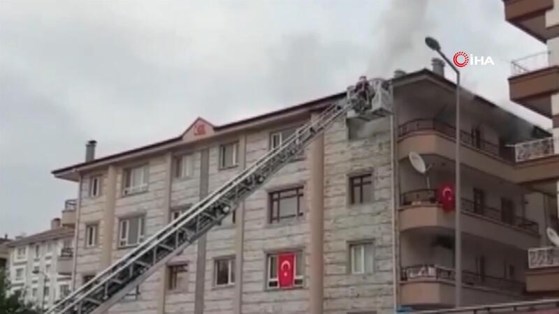 Ankara’da korkutan yangın! 4 katlı binanın en üst katını alevler sardı